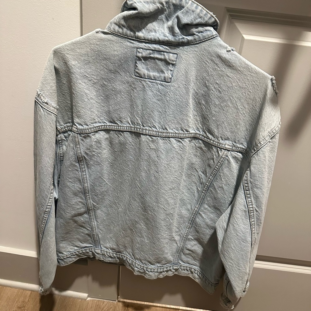 American Eagle Outfitters Light Wash Blue Denim Jacket - Picture 2 of 3